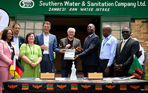 Bundespräsident Dr. Frank-Walter Steinmeiner (Bildmitte) informierte sich bei Sambias Wasserminister Mike Mphosha (3. v. re.) über die aktuellen Herausforderungen im Wasserbereich.