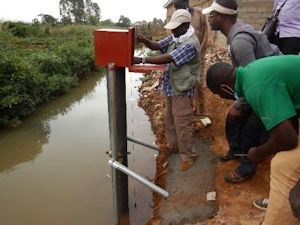 Installation eines Datenloggers zur automatischen Messung der Flusshöhe in Gaba Bidou