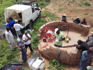 Probennahme und Installation von Messgeräten im Süden Nigers